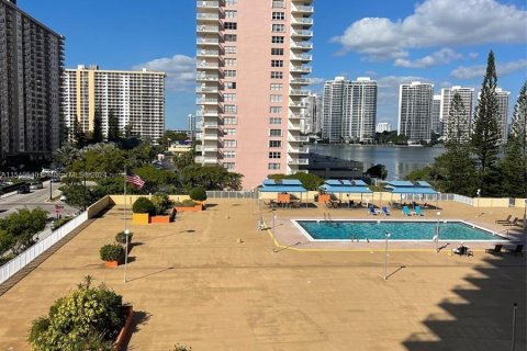 Condo in Sunny Isles Beach, Florida, 2 bedrooms  № 1240482 - photo 1