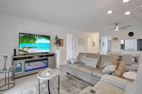 Condominio en venta en North Miami Beach, Florida, 1 dormitorio, 82.03 m2 № 1240481 - foto 13