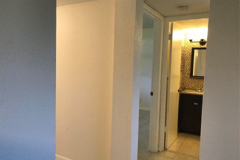 Condo in Coral Springs, Florida, 2 bedrooms  № 1047634 - photo 7