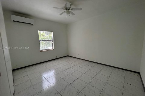 Commercial property in Miami, Florida 152.36 sq.m. № 1401204 - photo 13