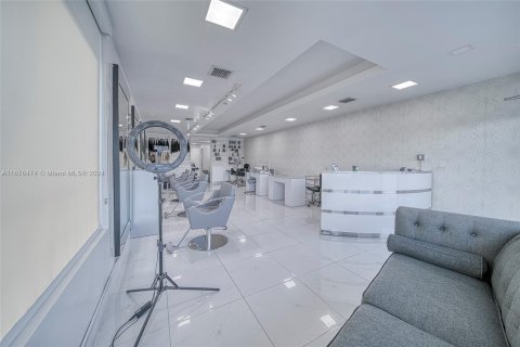 Propiedad comercial en venta en Miami, Florida № 1401173 - foto 8