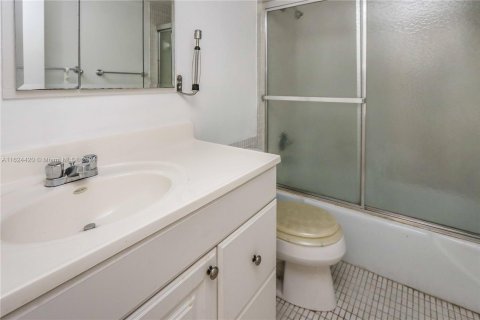 Condo in Hollywood, Florida, 2 bedrooms  № 1271047 - photo 24