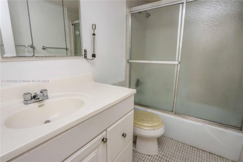 Condo in Hollywood, Florida, 2 bedrooms  № 1271047 - photo 23