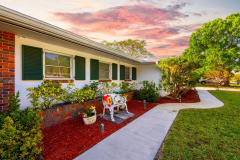 House in Vero Beach, Florida 4 bedrooms, 287.07 sq.m. № 1065819 - photo 2