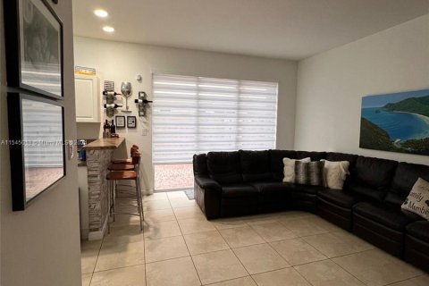 Townhouse in Miami, Florida 3 bedrooms, 155.15 sq.m. № 1047408 - photo 2