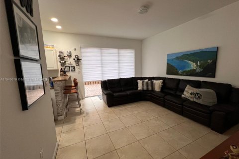 Touwnhouse à vendre à Miami, Floride: 3 chambres, 155.15 m2 № 1047408 - photo 4