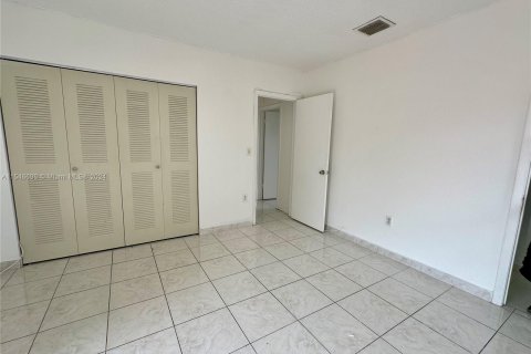 Townhouse in Hialeah, Florida 3 bedrooms, 118.82 sq.m. № 1050946 - photo 18