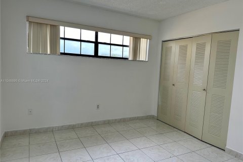Townhouse in Hialeah, Florida 3 bedrooms, 118.82 sq.m. № 1050946 - photo 11