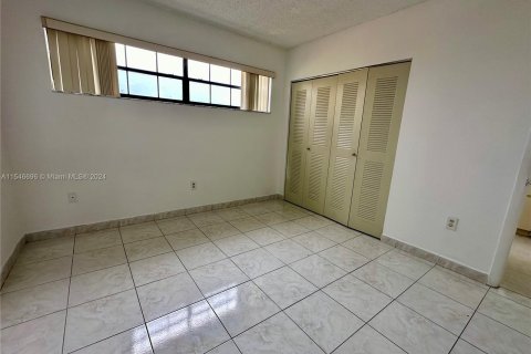 Townhouse in Hialeah, Florida 3 bedrooms, 118.82 sq.m. № 1050946 - photo 13