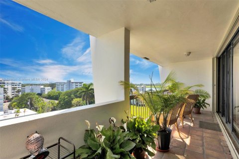 Condominio en venta en Bay Harbor Islands, Florida, 2 dormitorios, 148.64 m2 № 1033357 - foto 19