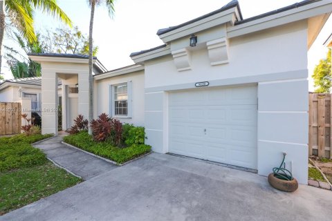 Villa ou maison à vendre à Cutler Bay, Floride: 4 chambres, 191.1 m2 № 1033239 - photo 2