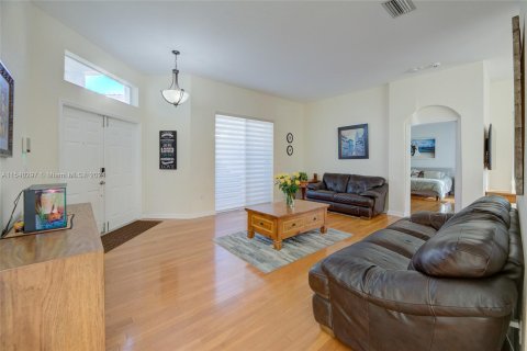 Casa en venta en Cutler Bay, Florida, 4 dormitorios, 191.1 m2 № 1033239 - foto 6