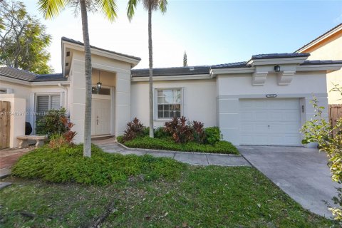 House in Cutler Bay, Florida 4 bedrooms, 191.1 sq.m. № 1033239 - photo 1