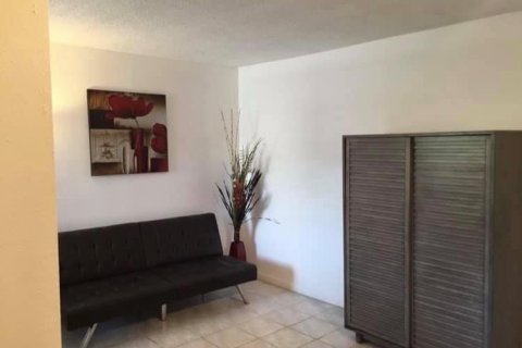 Condo in Hollywood, Florida, 1 bedroom  № 1074755 - photo 12