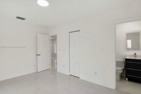 House in Miami, Florida 2 bedrooms, 181.35 sq.m. № 1385939 - photo 10