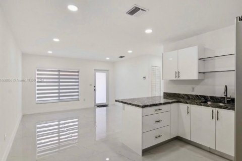 House in Miami, Florida 2 bedrooms, 181.35 sq.m. № 1385939 - photo 8