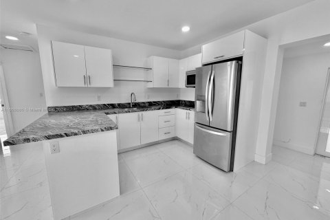 House in Miami, Florida 2 bedrooms, 181.35 sq.m. № 1385939 - photo 6