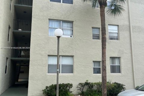 Condo in North Lauderdale, Florida, 2 bedrooms  № 1386034 - photo 22