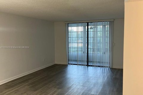 Condo in North Lauderdale, Florida, 2 bedrooms  № 1386034 - photo 8