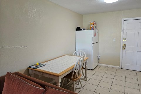 Copropriété à vendre à Lauderdale Lakes, Floride: 2 chambres, 102.19 m2 № 1385986 - photo 2