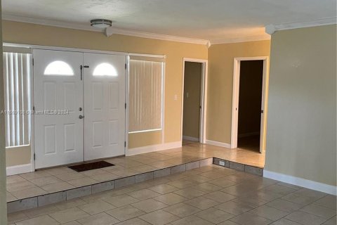 House in Miami Gardens, Florida 3 bedrooms, 148.83 sq.m. № 1385987 - photo 5