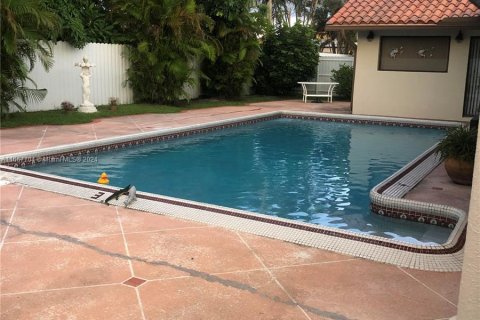 House in Hialeah, Florida 3 bedrooms, 154.12 sq.m. № 1358979 - photo 4