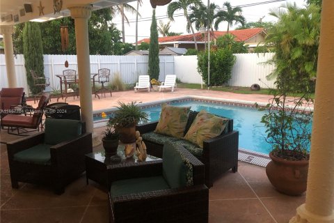 Casa en venta en Hialeah, Florida, 3 dormitorios, 154.12 m2 № 1358979 - foto 2