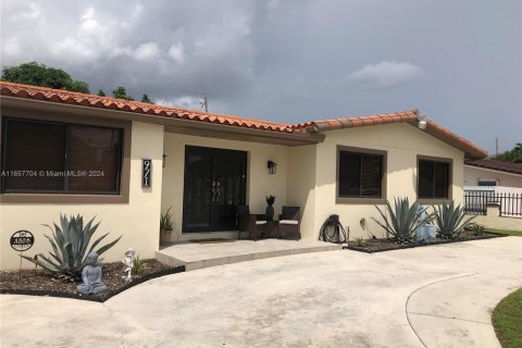 Casa en venta en Hialeah, Florida, 3 dormitorios, 154.12 m2 № 1358979 - foto 6