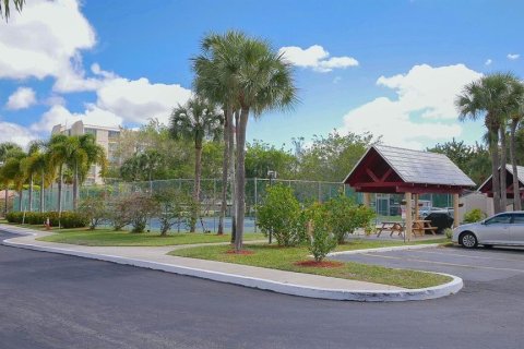 Condo in Lauderhill, Florida, 2 bedrooms  № 1228816 - photo 9