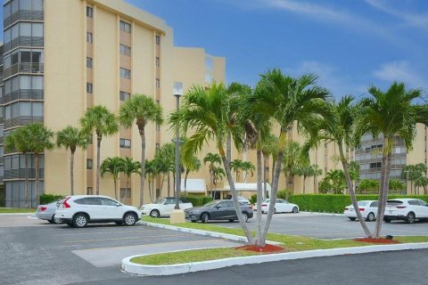 Condo in Lauderhill, Florida, 2 bedrooms  № 1228816 - photo 13