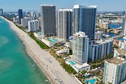 Condo in Hollywood, Florida, 1 bedroom  № 1227741 - photo 2