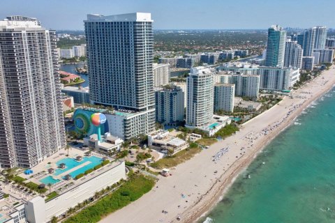 Condo in Hollywood, Florida, 1 bedroom  № 1227741 - photo 3