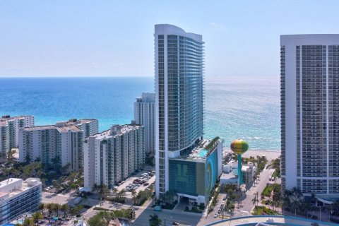 Condo in Hollywood, Florida, 1 bedroom  № 1227741 - photo 1