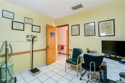 Commercial property in Miami, Florida № 1293833 - photo 21