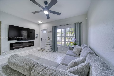 Townhouse in Tamarac, Florida 2 bedrooms, 103.12 sq.m. № 1345978 - photo 5