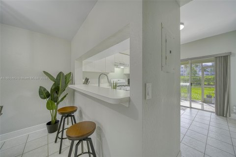 Townhouse in Tamarac, Florida 2 bedrooms, 103.12 sq.m. № 1345978 - photo 12