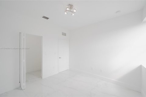 Casa en venta en Miami, Florida, 4 dormitorios, 245.26 m2 № 1050941 - foto 24