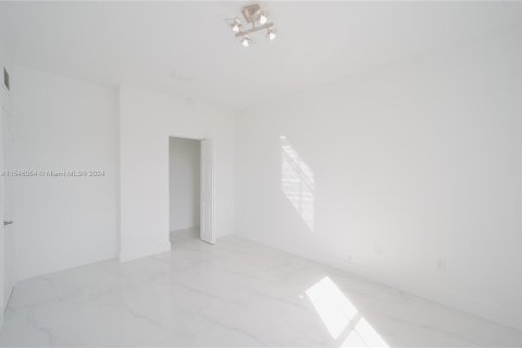 Casa en venta en Miami, Florida, 4 dormitorios, 245.26 m2 № 1050941 - foto 22