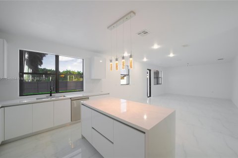 Casa en venta en Miami, Florida, 4 dormitorios, 245.26 m2 № 1050941 - foto 13