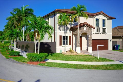 Villa ou maison à vendre à Miami, Floride: 4 chambres, 245.26 m2 № 1050941 - photo 2