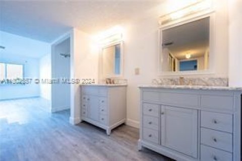 Condo in Miami, Florida, 2 bedrooms  № 1221097 - photo 12