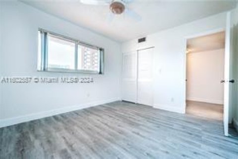 Condo in Miami, Florida, 2 bedrooms  № 1221097 - photo 14