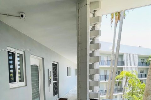 Copropriété à vendre à Miami, Floride: 2 chambres, 122.63 m2 № 1221097 - photo 4