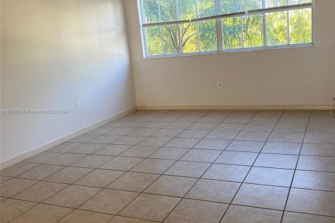 Condominio en venta en Hialeah, Florida, 1 dormitorio, 69.58 m2 № 1221098 - foto 9