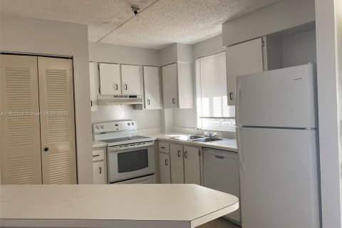 Condominio en venta en Hialeah, Florida, 1 dormitorio, 69.58 m2 № 1221098 - foto 4