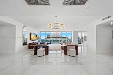 Condominio en venta en Sunny Isles Beach, Florida, 4 dormitorios, 360.18 m2 № 1241364 - foto 2