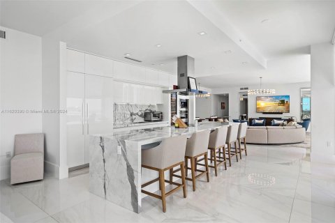 Condominio en venta en Sunny Isles Beach, Florida, 4 dormitorios, 360.18 m2 № 1241364 - foto 17