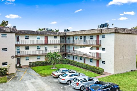 Condo in Palm Springs, Florida, 1 bedroom  № 1162061 - photo 7