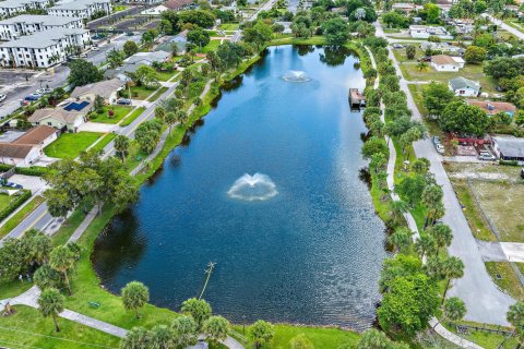 Condo in Palm Springs, Florida, 1 bedroom  № 1162061 - photo 1