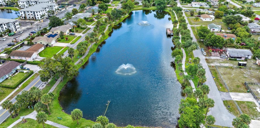 Condo in Palm Springs, Florida, 1 bedroom  № 1162061